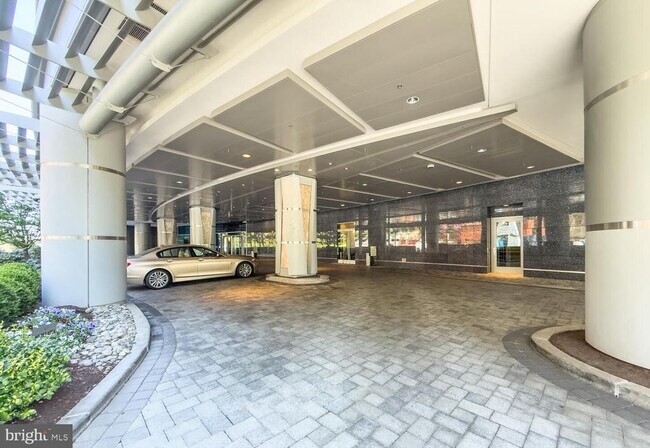 Building Photo - 1881 N Nash St