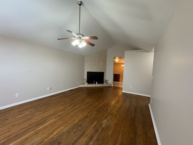 Building Photo - Lovely 3 BR House in the Polo Club Area! F...