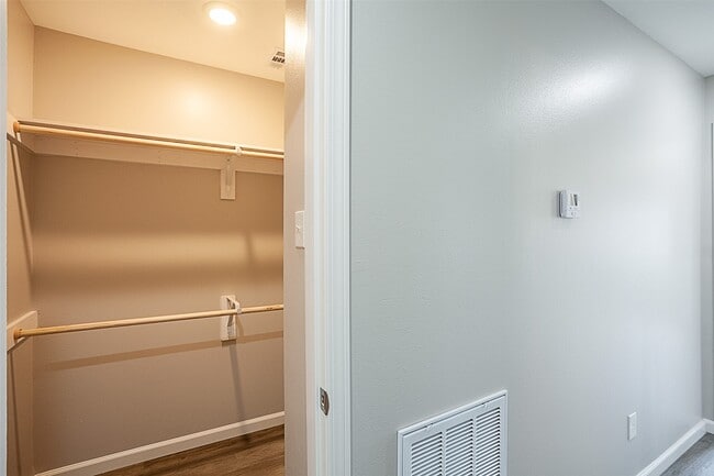 Building Photo - 972 Park Meadow Dr