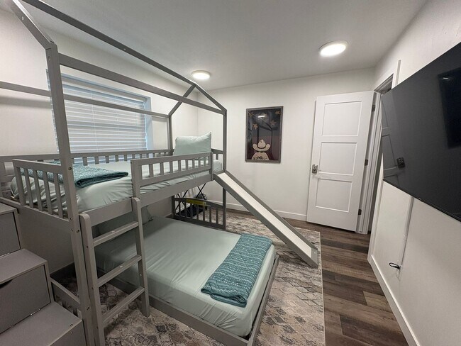 Building Photo - 380 Utah Ave