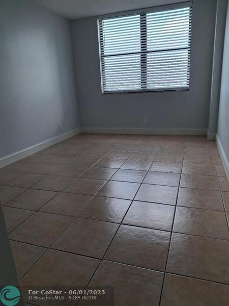 Building Photo - 105 Lake Emerald Dr