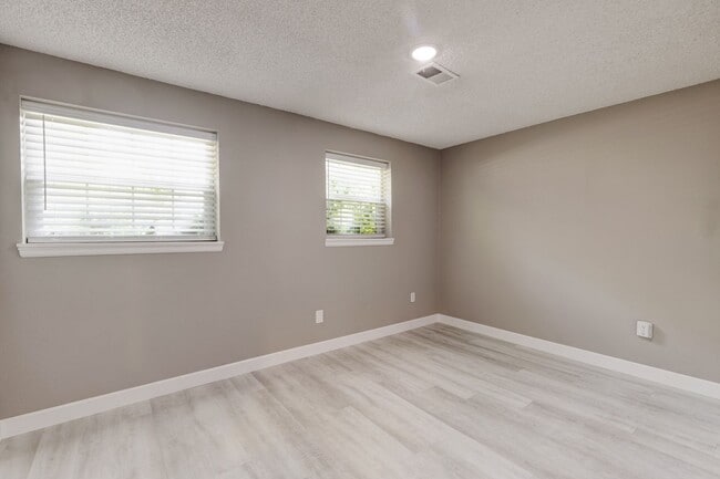 Building Photo - Spacious 4-Bedroom Home with Private Backy...