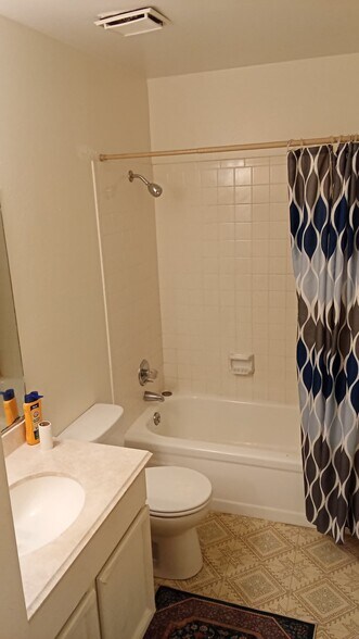 Shared Bathroom Pic 2 - 833 Fountain Ct