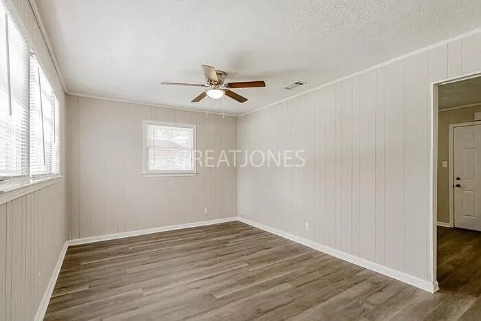 Building Photo - 928 Perry Dr