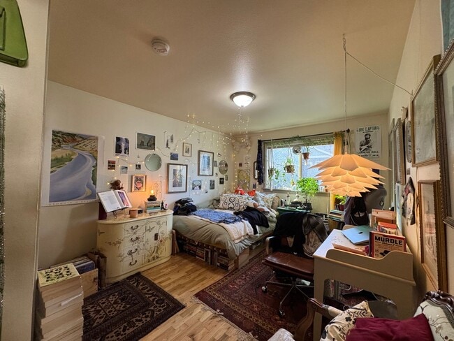 Building Photo - 7 Bed 2.5 Bath House - Near WWU