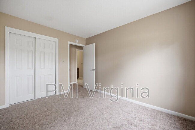 Building Photo - 5140 Glenwood Way
