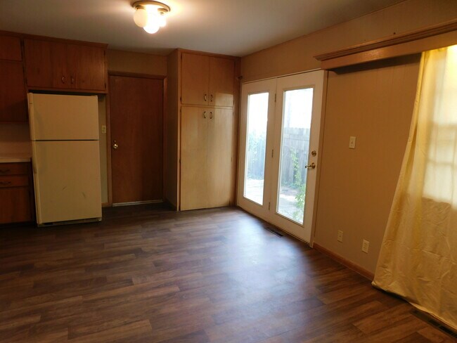 Building Photo - Huge 2 bedroom/1 bath close to the Hosptia...