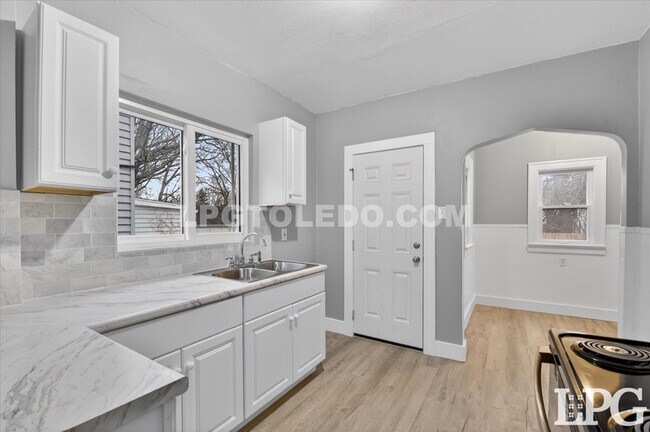 Building Photo - 2041 Loxley Rd