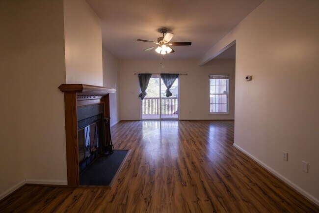 Building Photo - 3 Bedrooms, 2.5 Bathrooms Townhouse Rental