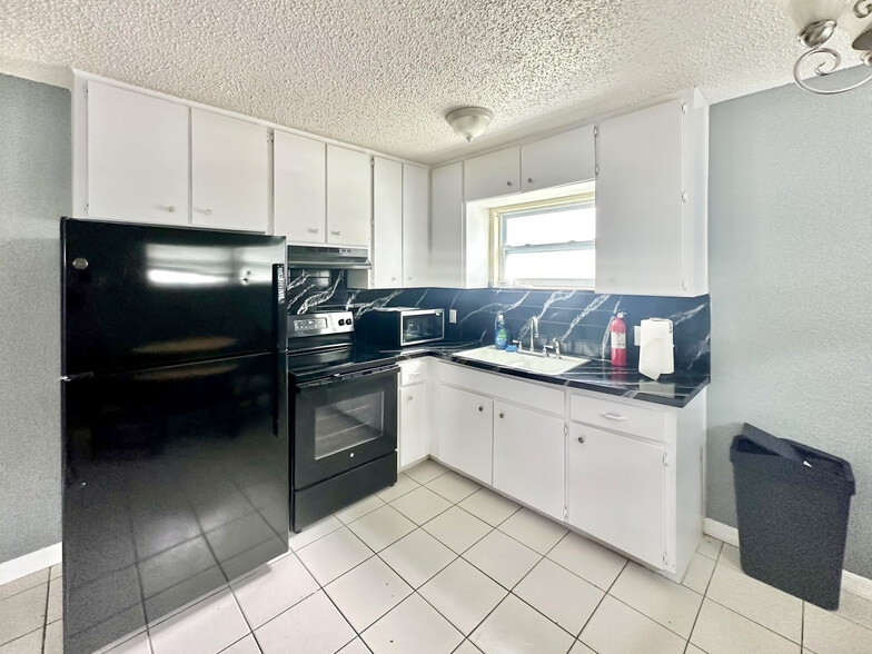 Building Photo - 5839 Sun Glo Ave