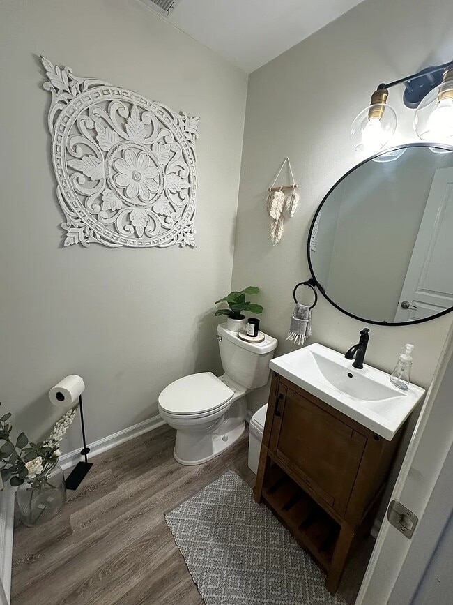 Building Photo - Topiary House