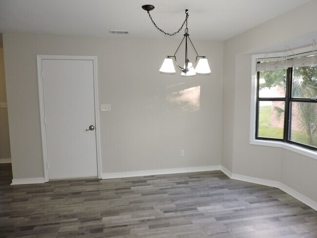 Building Photo - Convenient westside location!