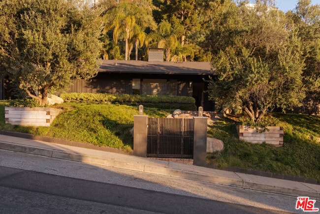 Building Photo - 1744 N Doheny Dr