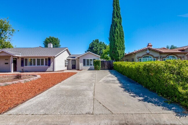 Building Photo - Large single family 4 Bed, 2 1/2 Bath Home...