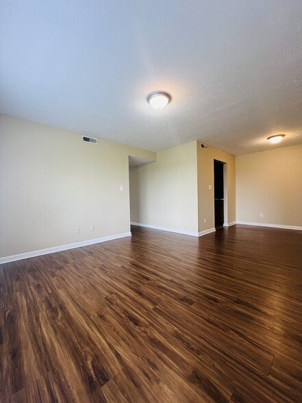 Building Photo - "Charming 2-Bedroom Gem in Clarksville – Cozy 965 Sq Ft Retreat!" 3854D Northeast Dr. Clarksville...