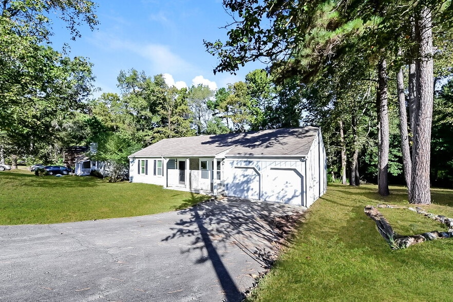 Building Photo - 3122 Chippewa Dr