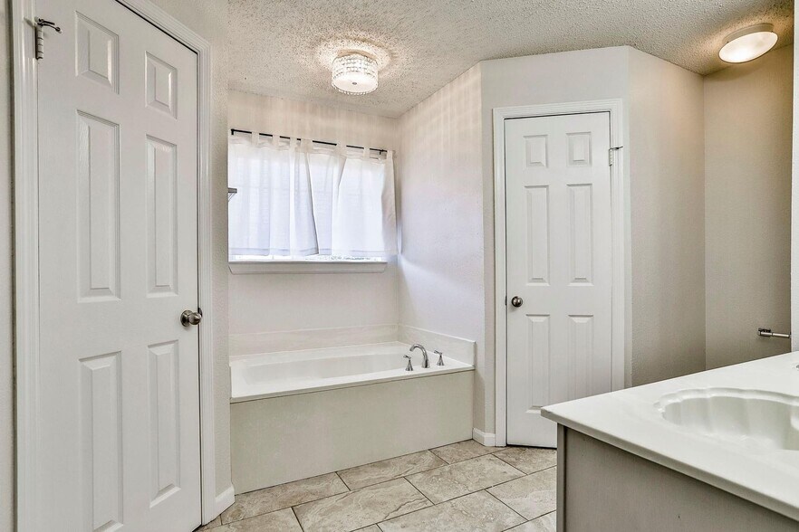 Building Photo - 5504 Big Bend Dr