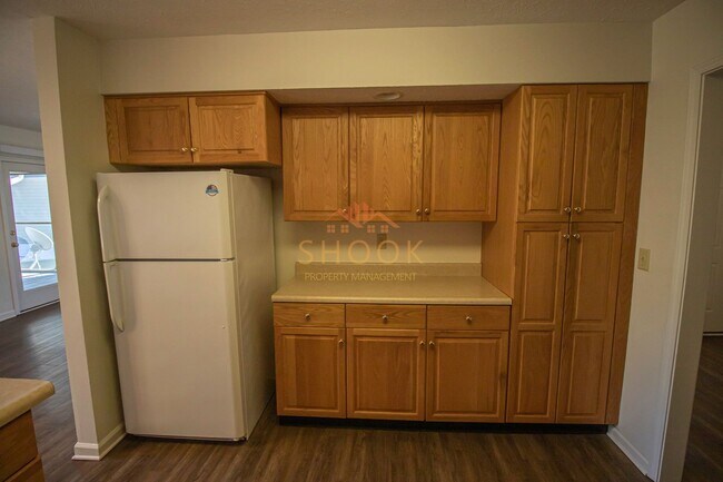 Building Photo - LARGE CONDO UNIT CLOSE TO CAMPUS - Available mid June