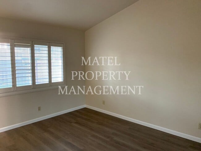 Building Photo - Move in Special see AD