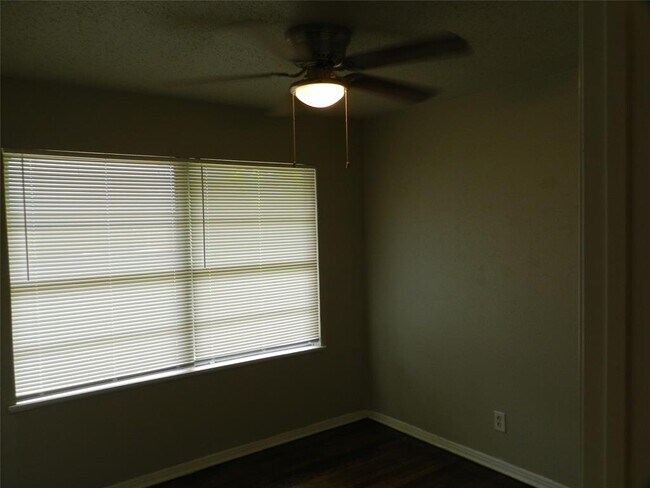 Building Photo - 6031 Ridgeway Dr
