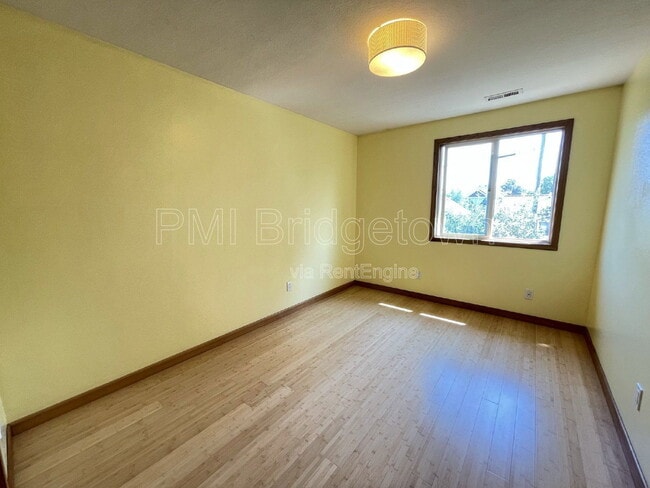 Building Photo - 4704 NE 28th Ave