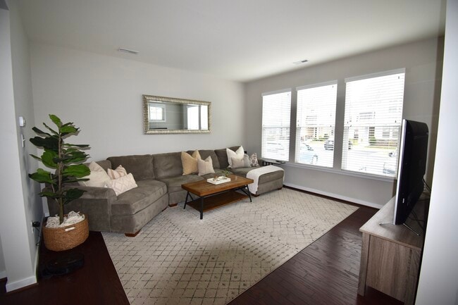 Building Photo - 8043 Rutland Village Dr