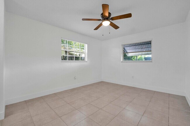 Building Photo - Sunrise Gem: Updated 2-Bed, 2-Bath with Ga...