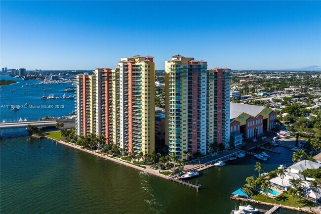 Building Photo - 2650 Lake Shore Dr