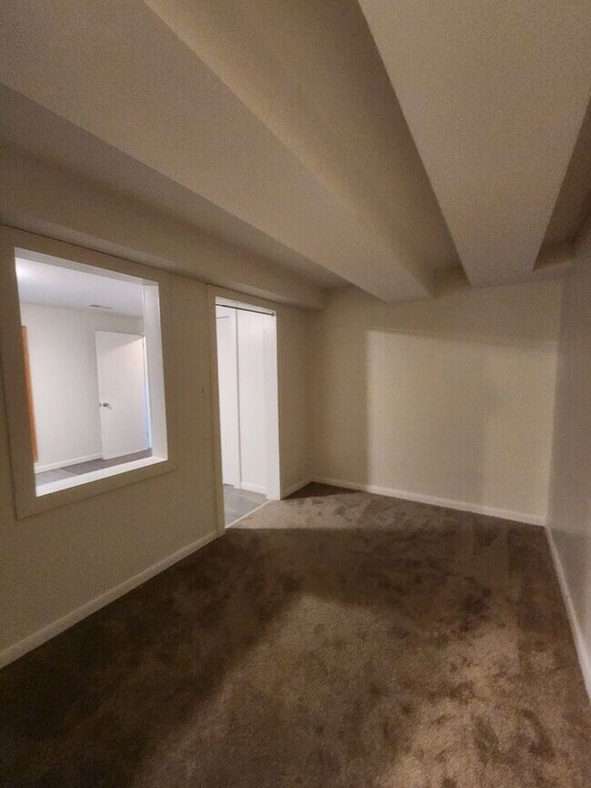Building Photo - North Asheville Rental!