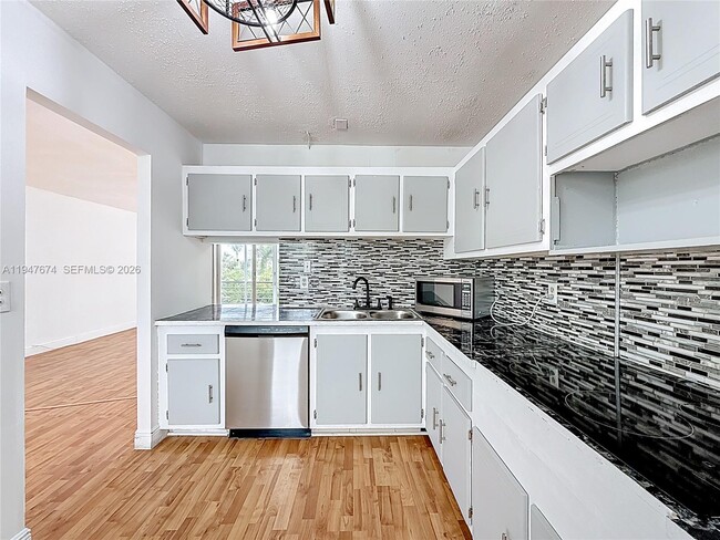 Building Photo - 1000 NE 14th Ave