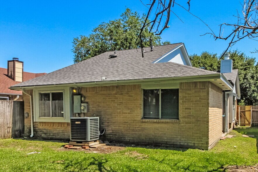 Building Photo - 901 Briarcreek Dr