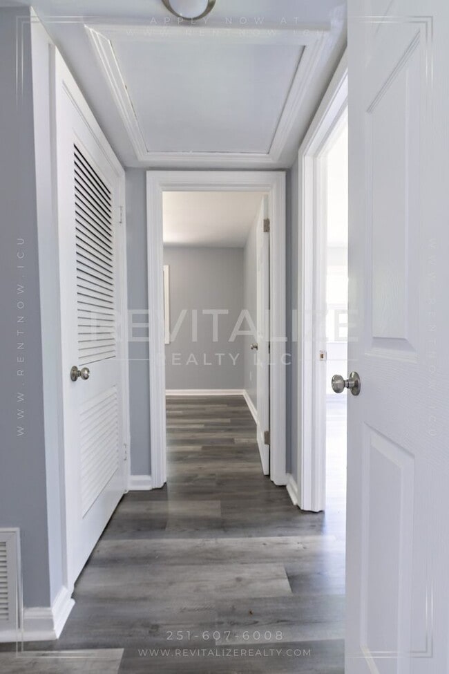 Building Photo - Charming 3-Bedroom Home with Unique Dual E...