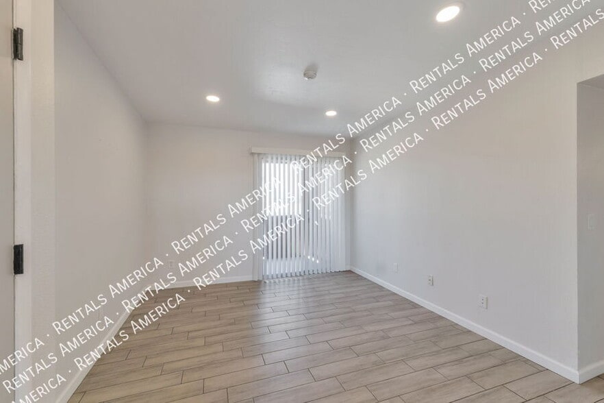 Building Photo - 1810 E Blacklidge Dr