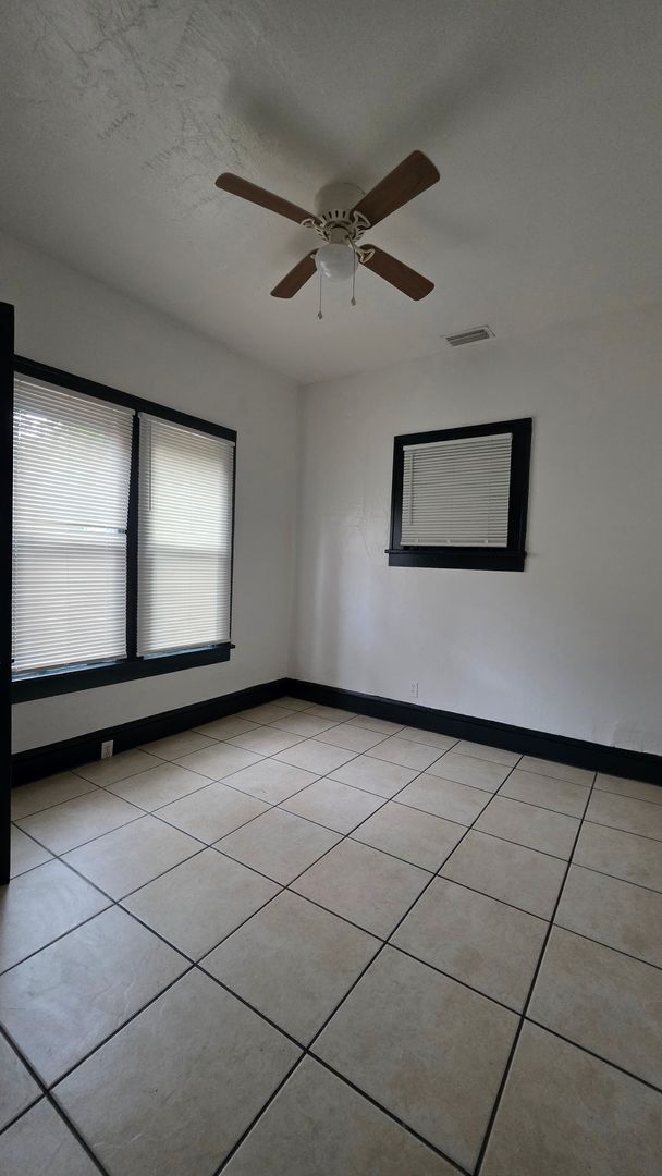 Building Photo - 2 Bedroom 1 Bath Cottage