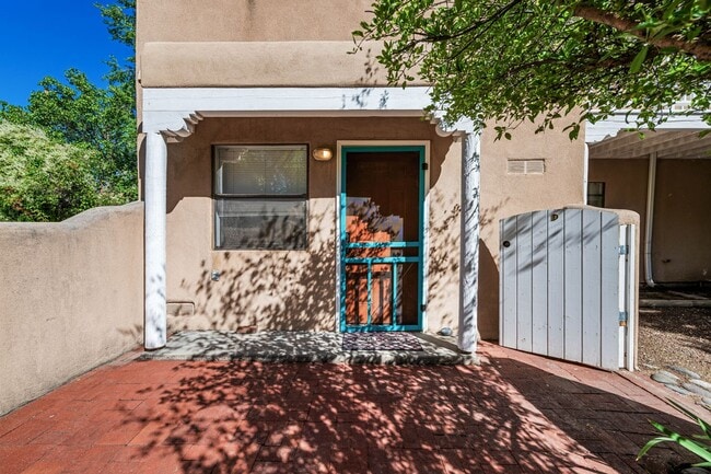 Building Photo - Snug One-Bedroom on Historic Hillside Ave.