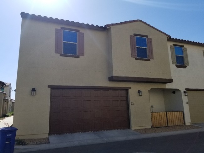 Building Photo - AMAZING TOWNHOME IN MCQUEEN AND OCOTILLO
