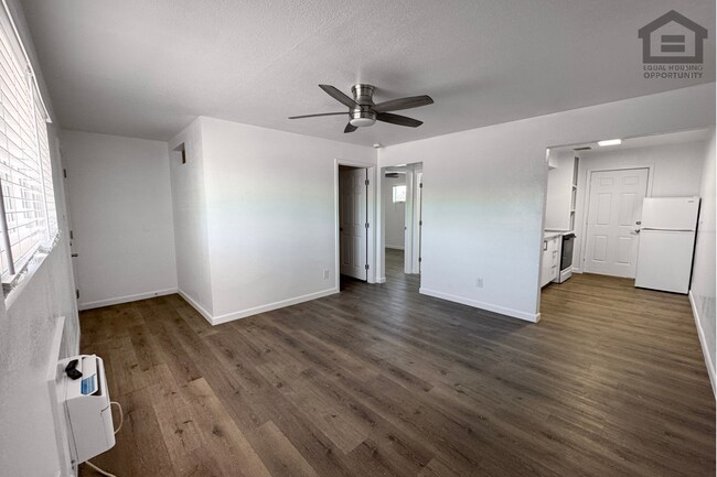 Building Photo - 1320 N 48th Pl