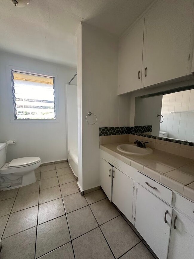 Building Photo - KALIHI UKA House 6 bedrooms, 2 full bath a...