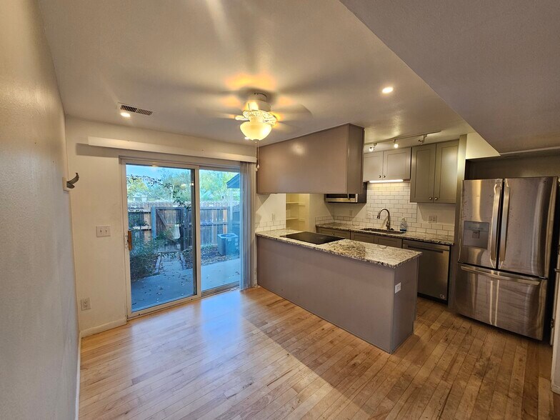 Kitchen/dinning room - 3680 Quail St