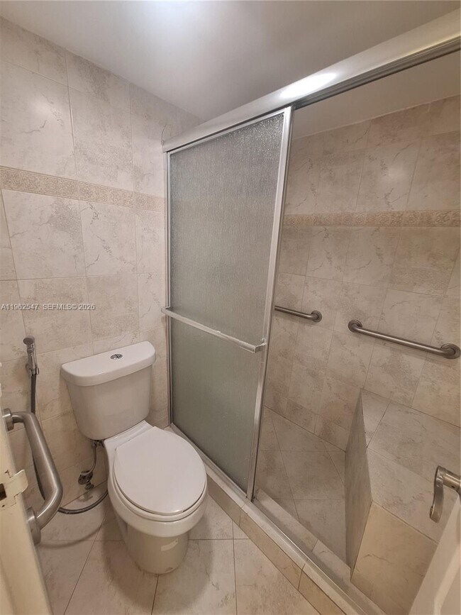 Building Photo - 100 Bayview Dr