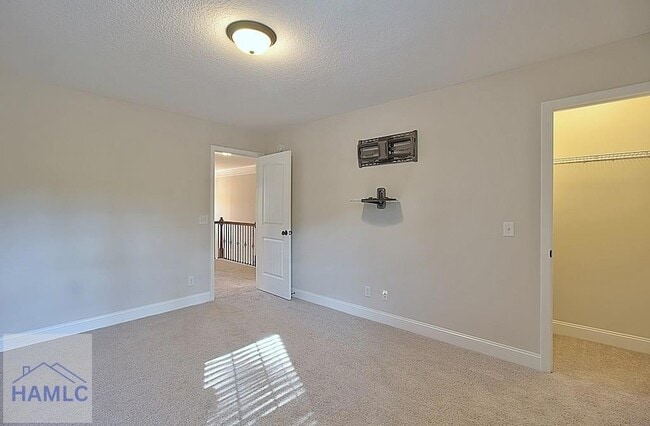 Building Photo - 220 Fairview Dr NE