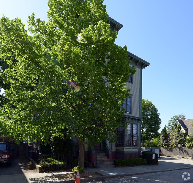 Building Photo - 392 Pine St