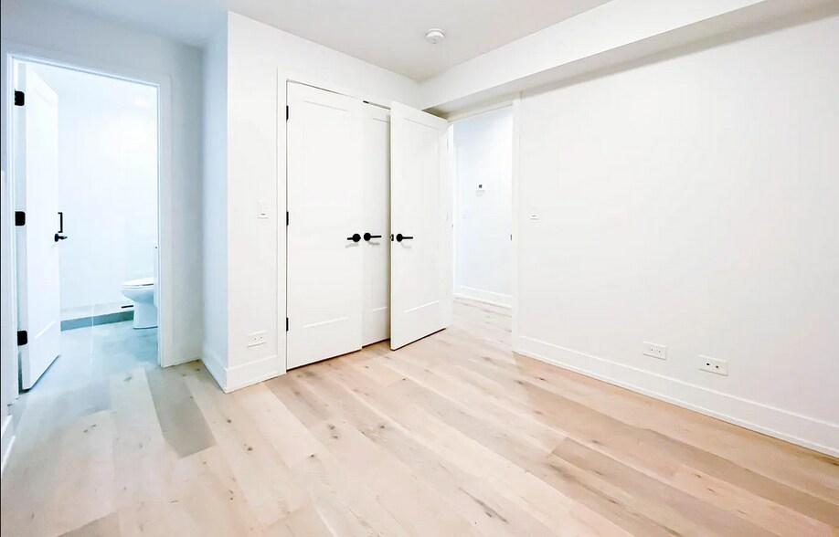 Building Photo - 1334 W Bryn Mawr Ave