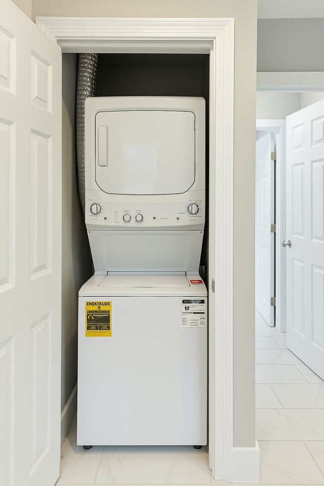 Building Photo - 128 Bainbridge St