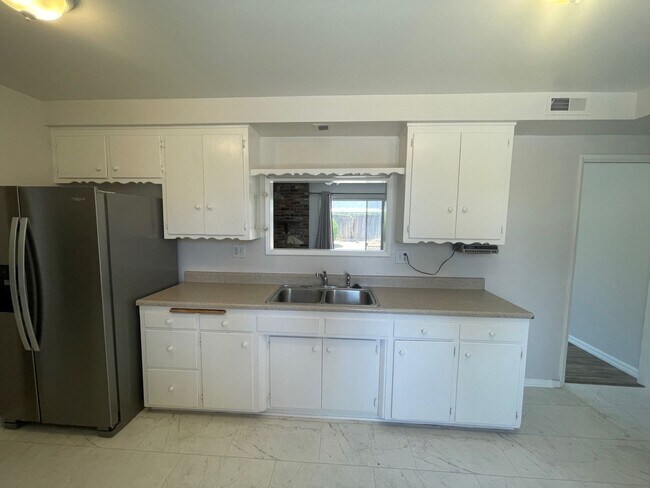 Building Photo - Charming Granada Hills Home