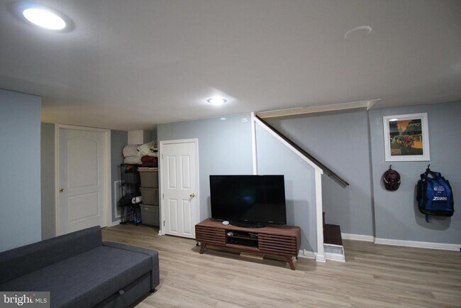 Building Photo - 909 Bashford Ln