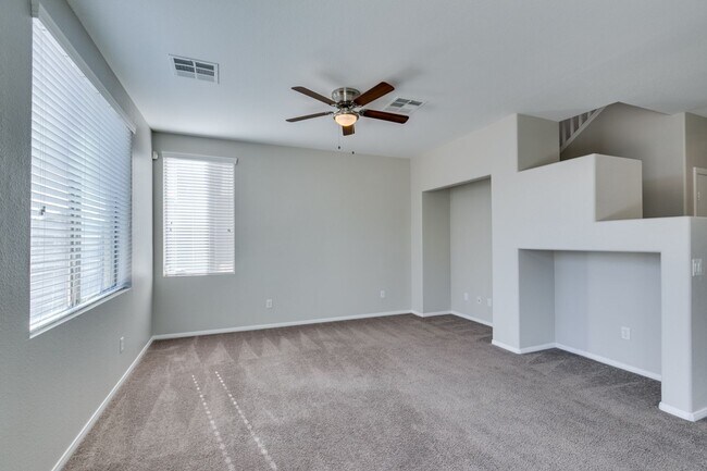 Building Photo - 3 bedroom + Den! Ready for immediate move ...
