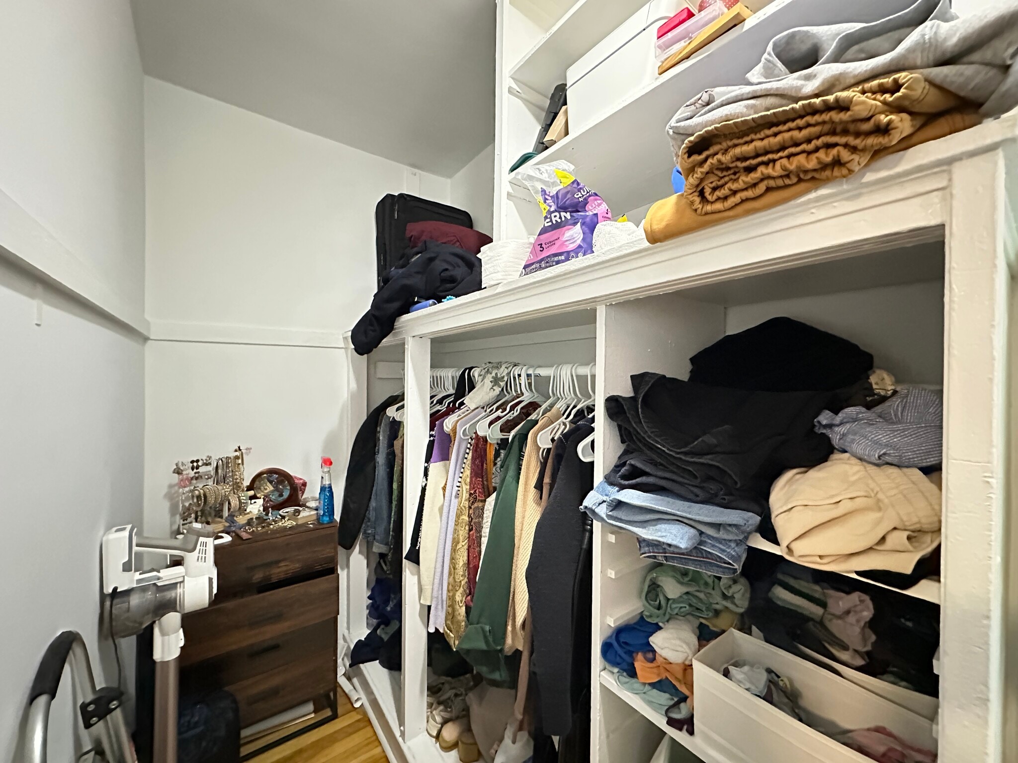 Building Photo - 5516 N Kenmore Ave