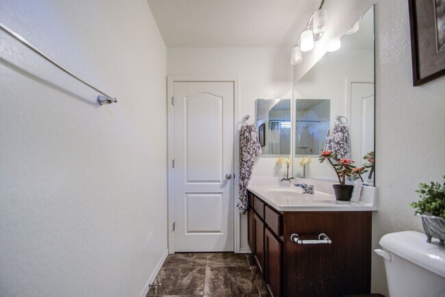 Building Photo - Cooley Station Stunning 3 bedroom!