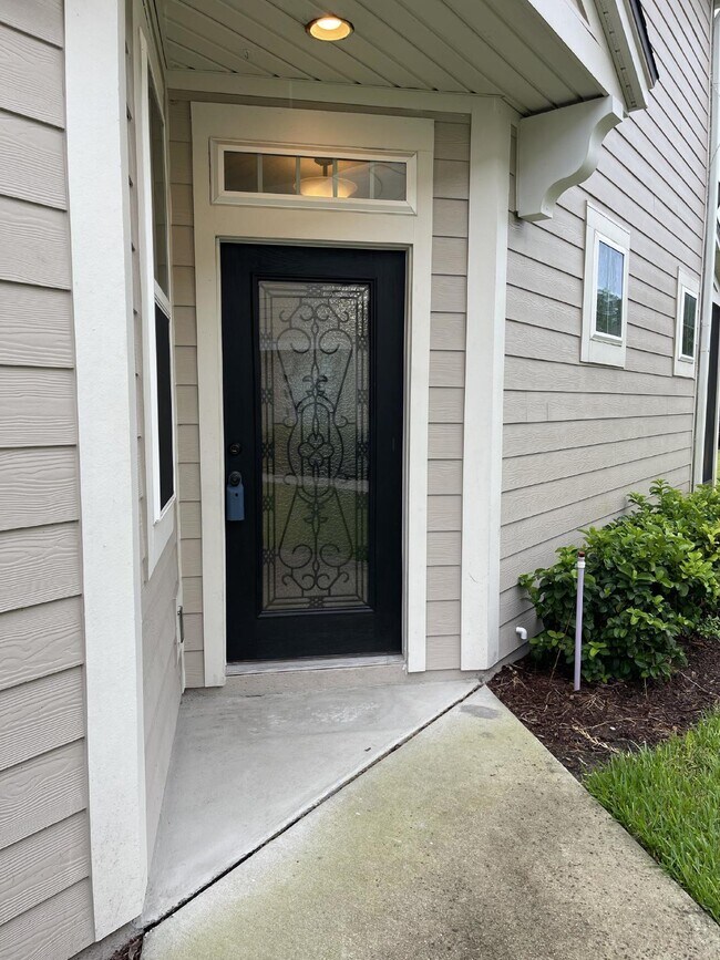 Building Photo - 3 bedroom 2 .5 bath townhome 2 car attached garage  in St. Johns county